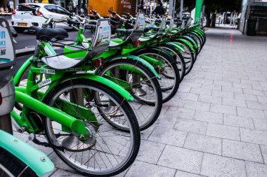 Tel Aviv, İsrail - Şubat 05, 2022 Kısa süreler için kiralanabilir bisikletler, genellikle sokakta ve toplu taşıma sisteminin bir parçası olarak birkaç saatliğine