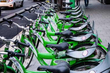 Tel Aviv, İsrail - Şubat 05, 2022 Kısa süreler için kiralanabilir bisikletler, genellikle sokakta ve toplu taşıma sisteminin bir parçası olarak birkaç saatliğine