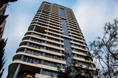 Tel Aviv, İsrail - 5 Şubat 2022 Tel Aviv 'in metropol bölgesinin şehir merkezi İsrail' in en büyük ikinci şehri