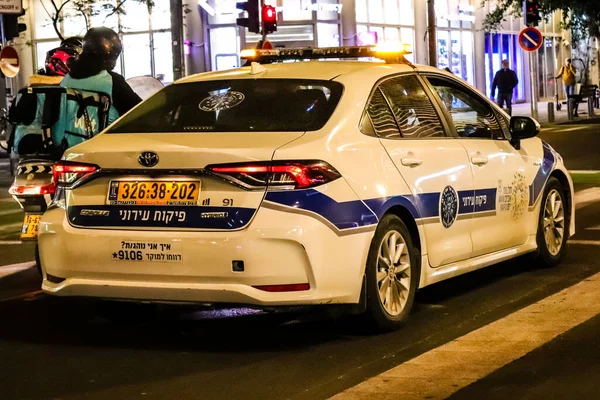 Tel Aviv, İsrail - 5 Şubat 2022 Yerel polis aracı Coronavirus salgını sırasında İsrail 'i vurdu.