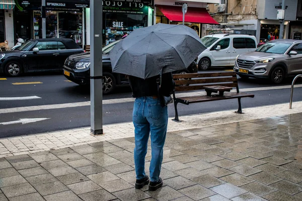 Tel Aviv Israele Febbraio 2022 Pedoni Con Ombrello Che Camminano — Foto Stock