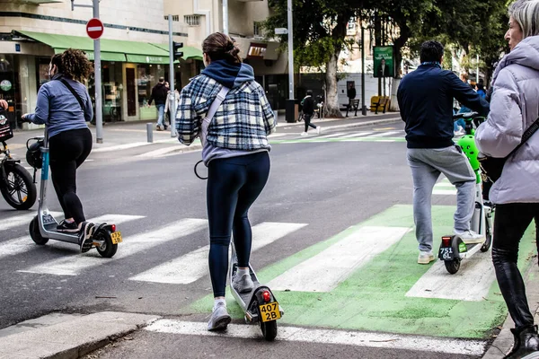 Tel Aviv Israel Febrero 2022 Gente Rodando Con Scooter Eléctrico —  Fotos de Stock