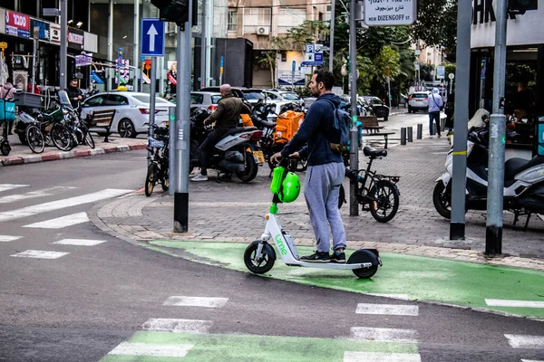 Tel Aviv Israel Fevereiro 2022 Pessoas Rolando Com Uma Scooter — Fotografia de Stock