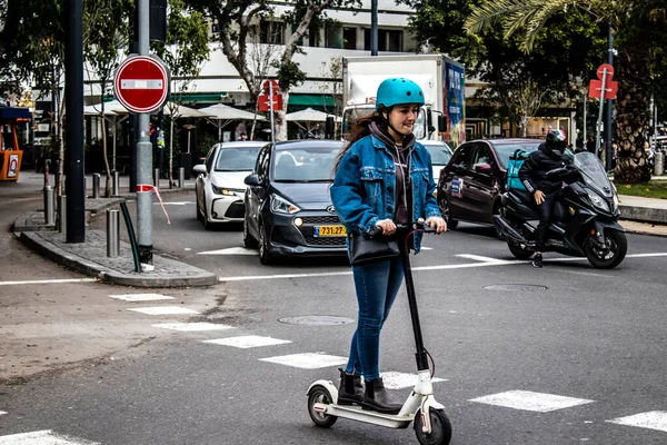 Tel Aviv Israël Februari 2022 Mensen Die Met Een Elektrische — Stockfoto