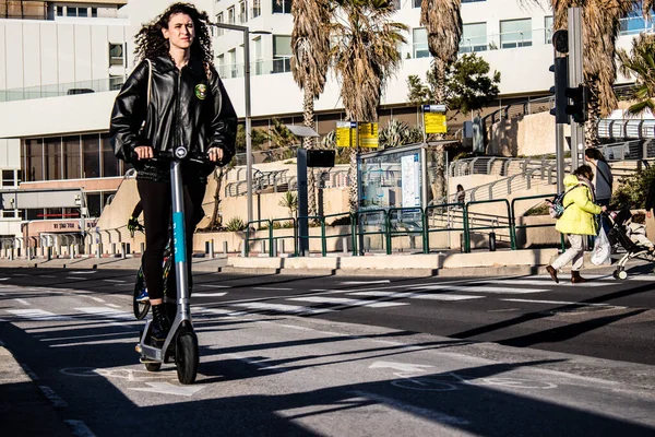 Tel Aviv Israel Februar 2022 Menschen Rollen Mit Einem Elektroroller — Stockfoto