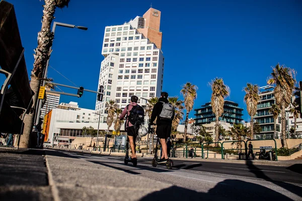 Тель Авів Ізраїль Лютого 2022 Люди Прокат Електричним Скутером Вулицях — стокове фото