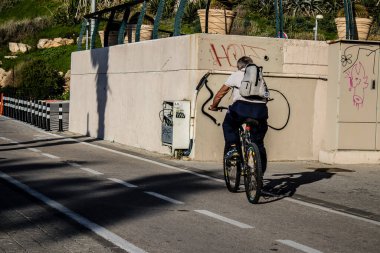 Tel Aviv, İsrail - 11 Şubat 2022 İsrail 'de Tel Aviv sokaklarında bisikletle gezen insanlar