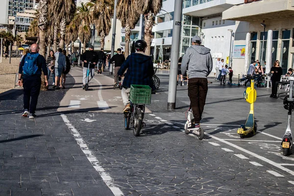 Tel Aviv, İsrail - 11 Şubat 2022 İsrail 'de Tel Aviv sokaklarında bisikletle gezen insanlar