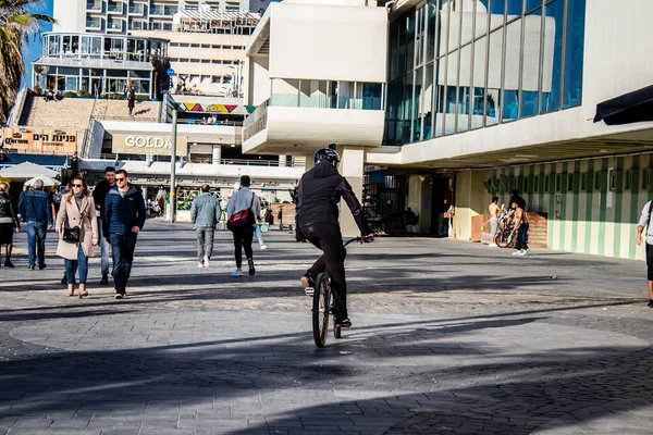 Tel Aviv, İsrail - 11 Şubat 2022 İsrail 'de Tel Aviv sokaklarında bisikletle gezen insanlar