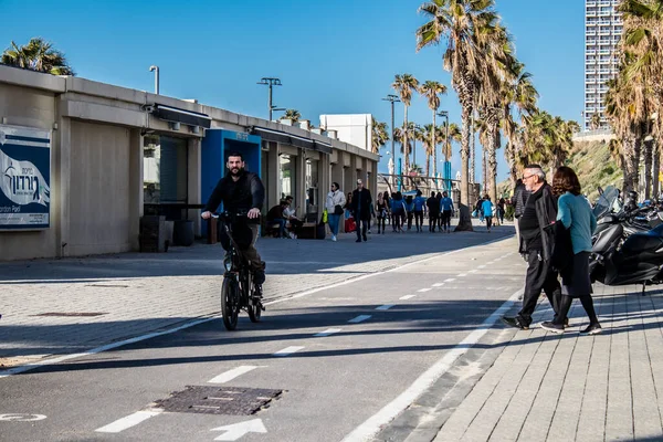 Tel Aviv, İsrail - 11 Şubat 2022 İsrail 'de Tel Aviv sokaklarında bisikletle gezen insanlar