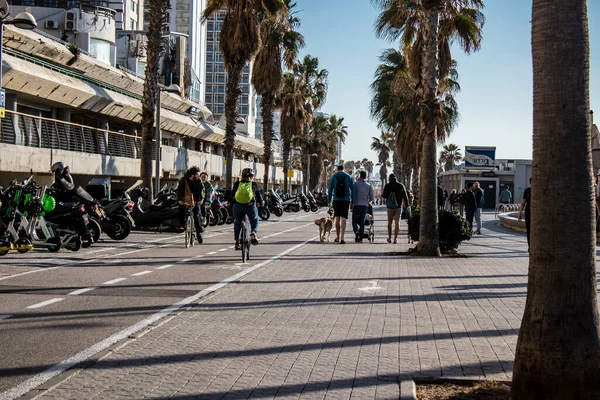 Tel Aviv, İsrail - 11 Şubat 2022 İsrail 'de Tel Aviv sokaklarında bisikletle gezen insanlar