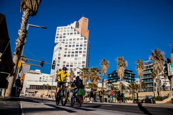 Tel Awiw Izrael Lutego 2022 Ludzie Jeżdżący Rowerze Ulicami Tel — Zdjęcie stockowe