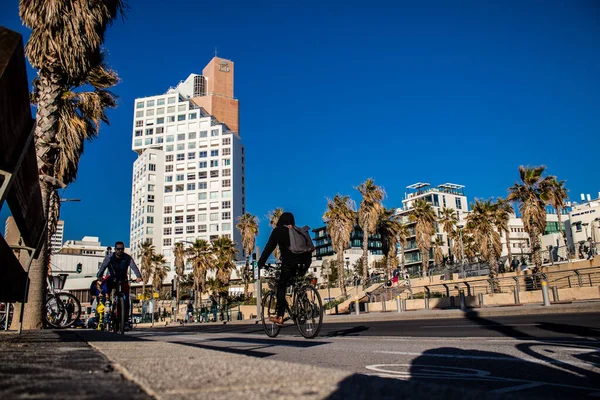 Tel Aviv Israel February 2022 People Rolling Bicycle Streets Tel — Stock Photo, Image