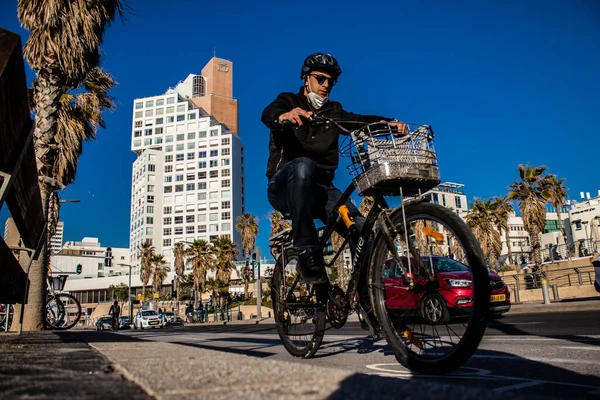 Tel Aviv, İsrail - 11 Şubat 2022 İsrail 'de Tel Aviv sokaklarında bisikletle gezen insanlar