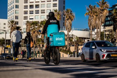 Tel Aviv, İsrail - 11 Şubat 2022 İsrail 'de Tel Aviv sokaklarında bisikletle gezen insanlar