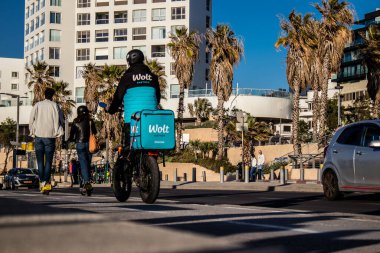 Tel Aviv, İsrail - 11 Şubat 2022 İsrail 'de Tel Aviv sokaklarında bisikletle gezen insanlar