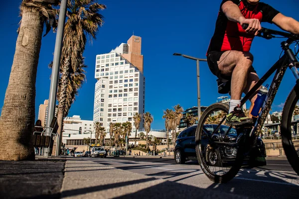 Tel Aviv, İsrail - 11 Şubat 2022 İsrail 'de Tel Aviv sokaklarında bisikletle gezen insanlar
