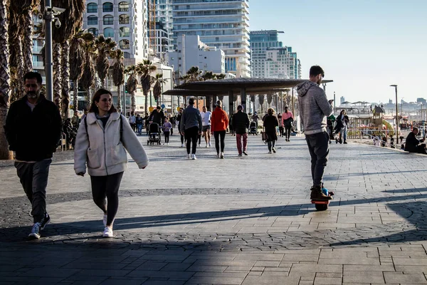 Tel Aviv Srail Şubat 2022 Tel Aviv Güvertesi Nde Yürüyen — Stok fotoğraf