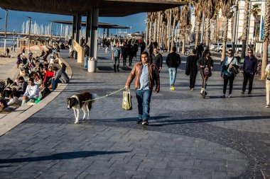 Tel Aviv, İsrail - 13 Şubat 2022 Tel Aviv Güvertesi 'nde yürüyen kimliği belirsiz insanlar, İbranice' de Tayelet olarak bilinir, İsrail 'in Tel Aviv kentindeki Akdeniz kıyısı boyunca uzanır.