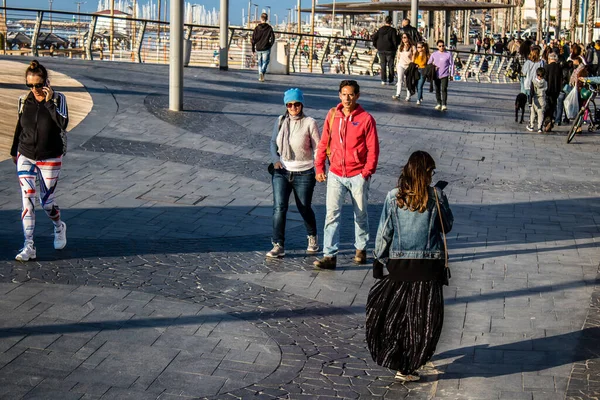 Tel Aviv Srail Şubat 2022 Tel Aviv Güvertesi Nde Yürüyen — Stok fotoğraf