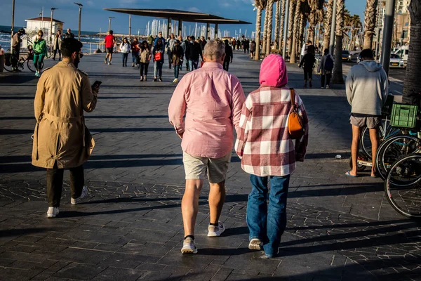 Tel Aviv Israel Febrero 2022 Personas Identificadas Caminando Paseo Marítimo — Foto de Stock