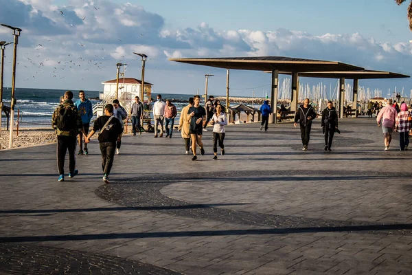 イスラエルのテルアビブ 2022年2月13日一般的にヘブライ語でテレトと呼ばれるテルアビブプロムナードを歩く未確認の人々は イスラエルのテルアビブの地中海沿岸を走っています — ストック写真