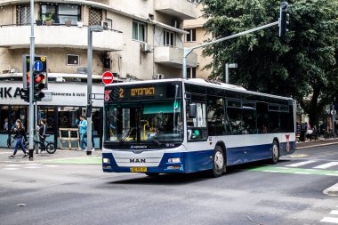 Tel Aviv, İsrail - 15 Şubat 2022 Tel Aviv otobüsü Coronavirus salgını sırasında İsrail sokaklarından geçerken maske takmak zorunludur.
