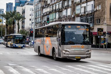 Tel Aviv, İsrail - 15 Şubat 2022 Tel Aviv otobüsü Coronavirus salgını sırasında İsrail sokaklarından geçerken maske takmak zorunludur.