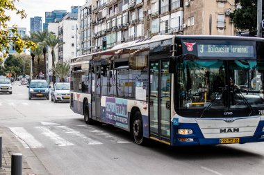 Tel Aviv, İsrail - 15 Şubat 2022 Tel Aviv otobüsü Coronavirus salgını sırasında İsrail sokaklarından geçerken maske takmak zorunludur.