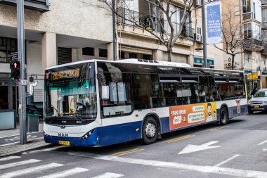 Tel Aviv, İsrail - 15 Şubat 2022 Tel Aviv otobüsü Coronavirus salgını sırasında İsrail sokaklarından geçerken maske takmak zorunludur.