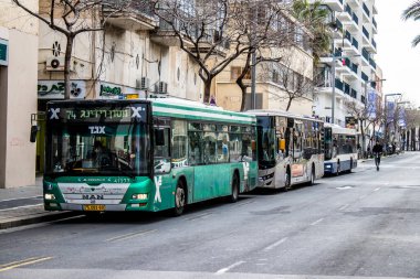 Tel Aviv, İsrail - 15 Şubat 2022 Tel Aviv otobüsü Coronavirus salgını sırasında İsrail sokaklarından geçerken maske takmak zorunludur.