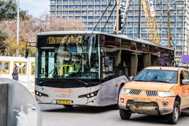 Tel Aviv, İsrail - 15 Şubat 2022 Tel Aviv otobüsü Coronavirus salgını sırasında İsrail sokaklarından geçerken maske takmak zorunludur.