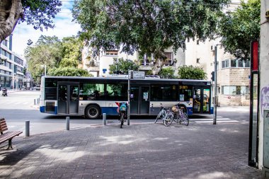 Tel Aviv, İsrail - 15 Şubat 2022 Tel Aviv otobüsü Coronavirus salgını sırasında İsrail sokaklarından geçerken maske takmak zorunludur.
