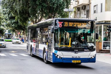 Tel Aviv, İsrail - 15 Şubat 2022 Tel Aviv otobüsü Coronavirus salgını sırasında İsrail sokaklarından geçerken maske takmak zorunludur.