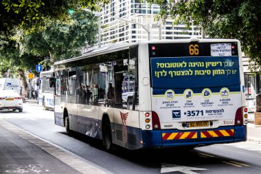 Tel Aviv, İsrail - 15 Şubat 2022 Tel Aviv otobüsü Coronavirus salgını sırasında İsrail sokaklarından geçerken maske takmak zorunludur.