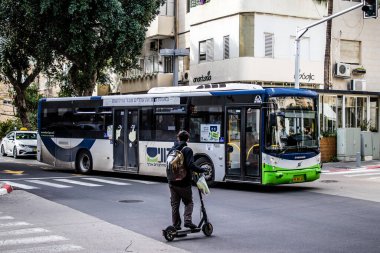 Tel Aviv, İsrail - 15 Şubat 2022 Tel Aviv otobüsü Coronavirus salgını sırasında İsrail sokaklarından geçerken maske takmak zorunludur.