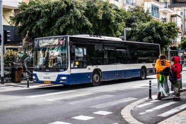 Tel Aviv, İsrail - 15 Şubat 2022 Tel Aviv otobüsü Coronavirus salgını sırasında İsrail sokaklarından geçerken maske takmak zorunludur.