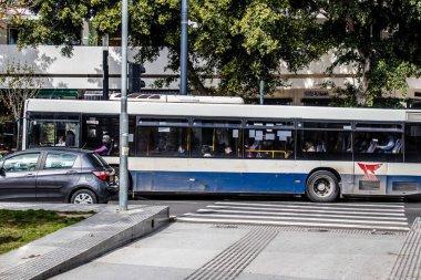 Tel Aviv, İsrail - 15 Şubat 2022 Tel Aviv otobüsü Coronavirus salgını sırasında İsrail sokaklarından geçerken maske takmak zorunludur.