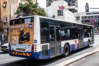 Tel Aviv, İsrail - 15 Şubat 2022 Tel Aviv otobüsü Coronavirus salgını sırasında İsrail sokaklarından geçerken maske takmak zorunludur.