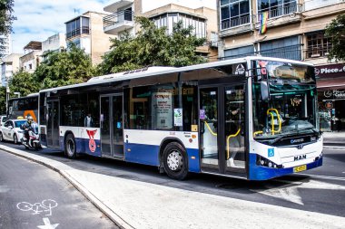 Tel Aviv, İsrail - 15 Şubat 2022 Tel Aviv otobüsü Coronavirus salgını sırasında İsrail sokaklarından geçerken maske takmak zorunludur.