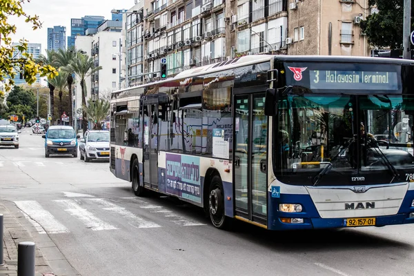 以色列特拉维夫 2022年2月15日 在禽流感爆发袭击以色列期间 乘坐公共汽车穿过特拉维夫街道 必须佩戴口罩 — 图库照片
