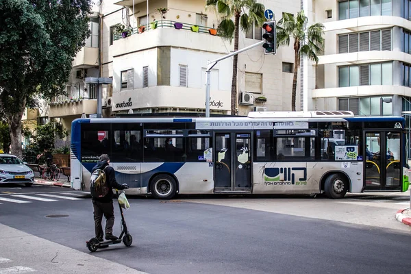Tel Aviv, İsrail - 15 Şubat 2022 Tel Aviv otobüsü Coronavirus salgını sırasında İsrail sokaklarından geçerken maske takmak zorunludur.