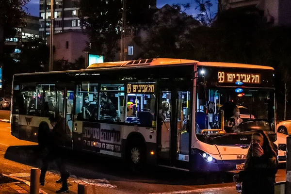 Τελ Αβίβ Ισραήλ Φεβρουαρίου 2022 Λεωφορείο Που Διασχίζει Τους Δρόμους — Φωτογραφία Αρχείου