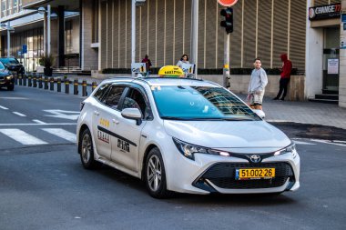 Tel Aviv, İsrail - 15 Şubat 2022 Coronavirus salgını sırasında Tel Aviv sokaklarında araba sürmek, maske takmak zorunludur.