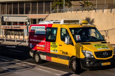 Tel Aviv, İsrail - 15 Şubat 2022 Coronavirus salgını sırasında Tel Aviv sokaklarında araba sürmek, maske takmak zorunludur.