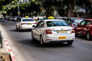 Tel Aviv, İsrail - 15 Şubat 2022 Coronavirus salgını sırasında Tel Aviv sokaklarında araba sürmek, maske takmak zorunludur.