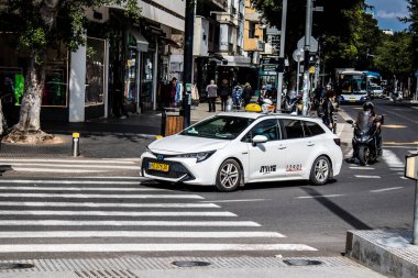 Tel Aviv, İsrail - 15 Şubat 2022 Coronavirus salgını sırasında Tel Aviv sokaklarında araba sürmek, maske takmak zorunludur.