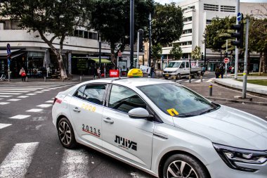 Tel Aviv, İsrail - 15 Şubat 2022 Coronavirus salgını sırasında Tel Aviv sokaklarında araba sürmek, maske takmak zorunludur.