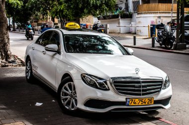 Tel Aviv, İsrail - 15 Şubat 2022 Coronavirus salgını sırasında Tel Aviv sokaklarında araba sürmek, maske takmak zorunludur.