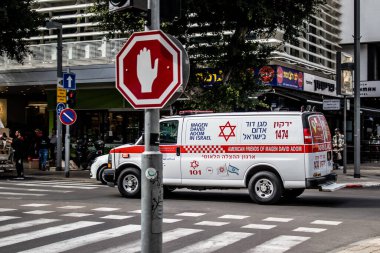 Tel Aviv, İsrail - 15 Şubat 2022 Ambulans Coronavirus salgını sırasında Tel Aviv sokaklarından geçerek İsrail 'i vurdu.